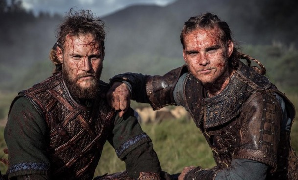 Vikingové: Jak se baví Ragnarovi synové mimo kameru? | Fandíme serialům