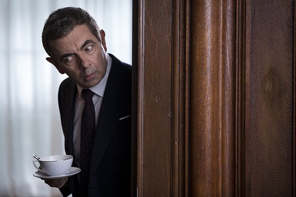 Johnny English 3: Mr. Bean legračně padá v traileru | Fandíme filmu