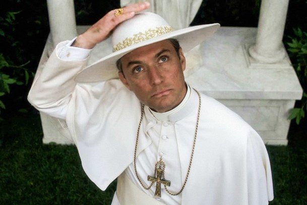 Nový papež: John Malkovich na prvních fotkách z natáčení | Fandíme serialům