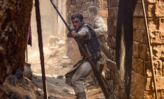 Robin Hood: Mix Artuše, Assassins Creed, Arrowa a Kingsmana v traileru | Fandíme filmu