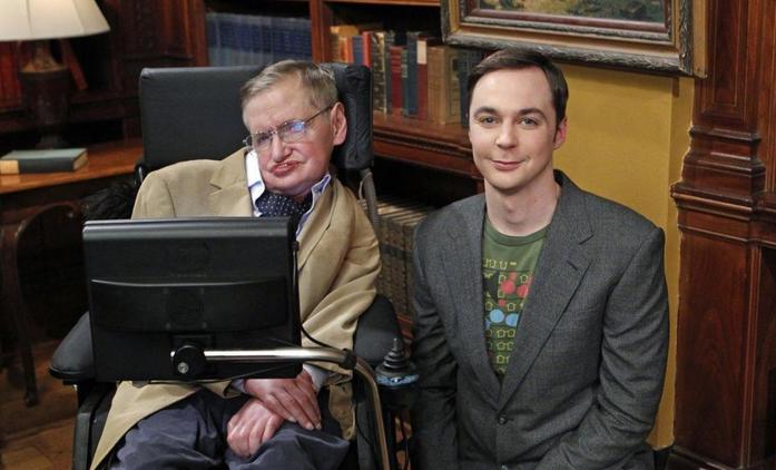 Teorie velkého třesku: Hawking poslal Sheldonovi vzkaz ze záhrobí | Fandíme seriálům