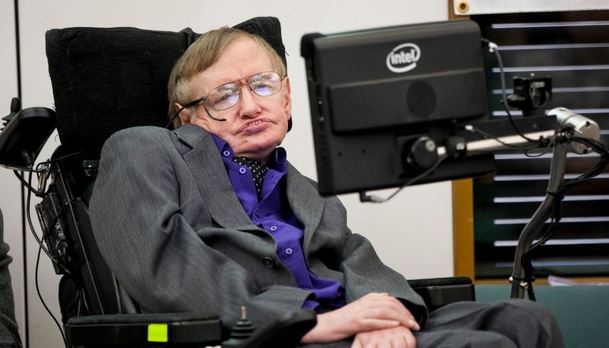 Teorie velkého třesku: Hawking poslal Sheldonovi vzkaz ze záhrobí | Fandíme serialům