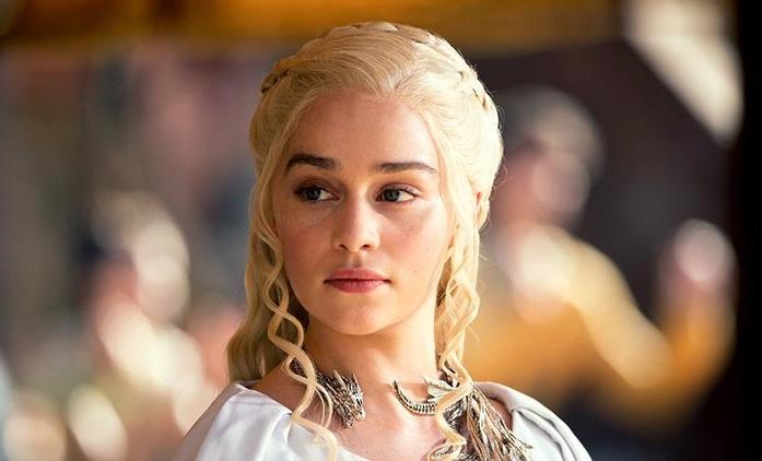 Hra o trůny: Emilia Clarke dotočila a zavzpomínala na nahé scény | Fandíme seriálům