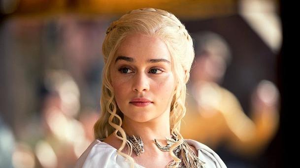 Emilia Clarke o tom, jak se přestala stydět a už nenechala Hru o trůny, aby ji obnažovala | Fandíme serialům