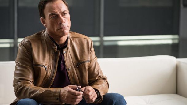 The Bouncer: Jean-Claude Van Damme nakopává zadky v teaser traileru | Fandíme filmu