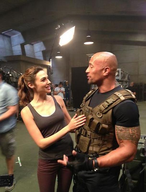 Red Notice: The Rock, Gal Gadot a Ryan Reynolds v dosud nejdražším Netflix filmu | Fandíme filmu