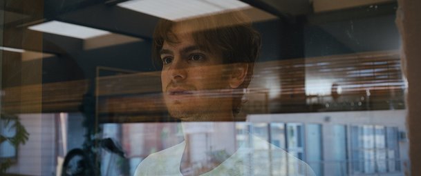 Under the Silver Lake: Šílenost s Andrew Garfieldem | Fandíme filmu