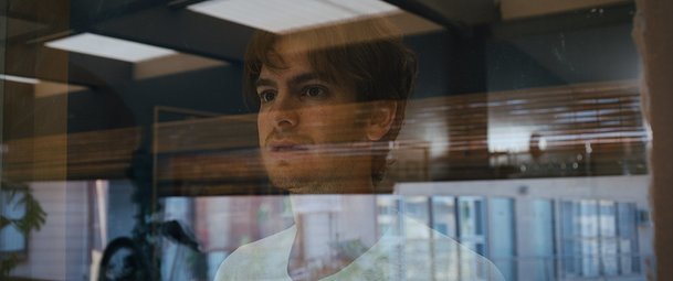 Under the Silver Lake: Šílenost s Andrew Garfieldem | Fandíme filmu