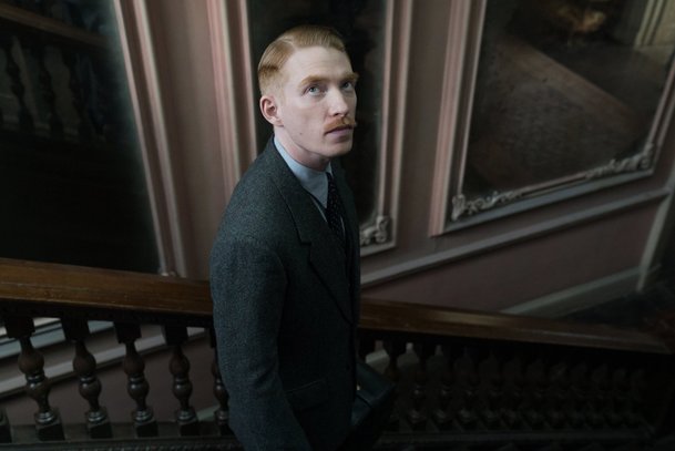 Malý vetřelec: Domhnall Gleeson se snaží zkrotit tajemné zlo | Fandíme filmu