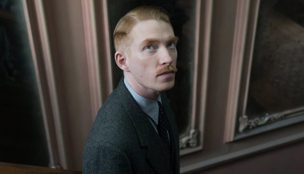 Malý vetřelec: Domhnall Gleeson se snaží zkrotit tajemné zlo | Fandíme filmu