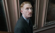 Malý vetřelec: Domhnall Gleeson se snaží zkrotit tajemné zlo | Fandíme filmu