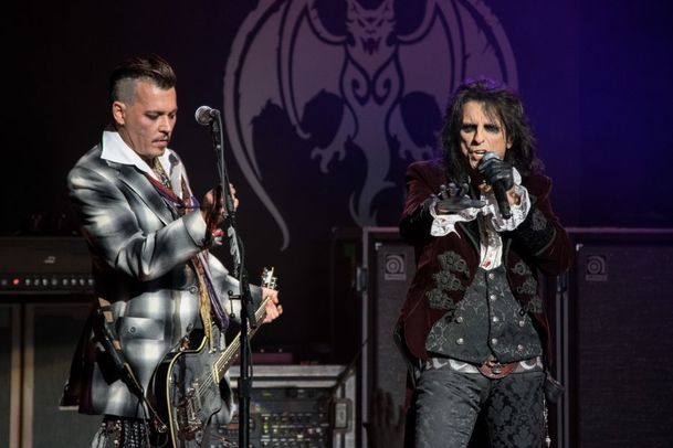 Hollywood Vampires: Johnny Depp to s kytarou vážně umí | Fandíme filmu