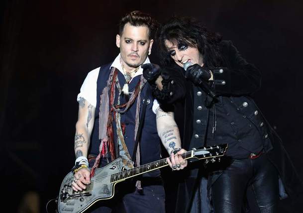 Hollywood Vampires: Johnny Depp to s kytarou vážně umí | Fandíme filmu