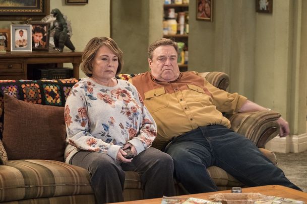 Roseanne: Roseanne Barr se brání nařčení z rasismu a pláče | Fandíme serialům