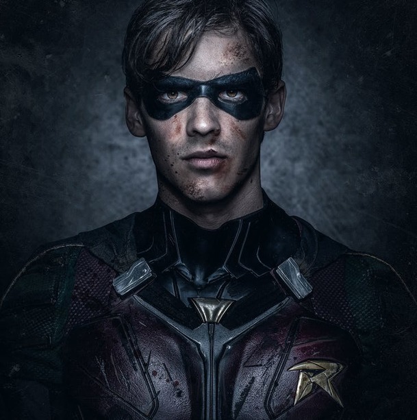 Titans: První pohled na Robina na oficiálním plakátě | Fandíme serialům
