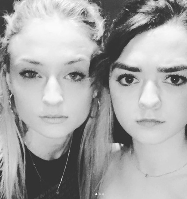 Hra o trůny: Maisie Williams dotočila a možná uveřejnila spoiler | Fandíme serialům