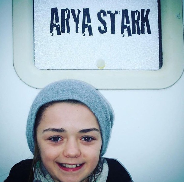 Hra o trůny: Maisie Williams dotočila a možná uveřejnila spoiler | Fandíme serialům