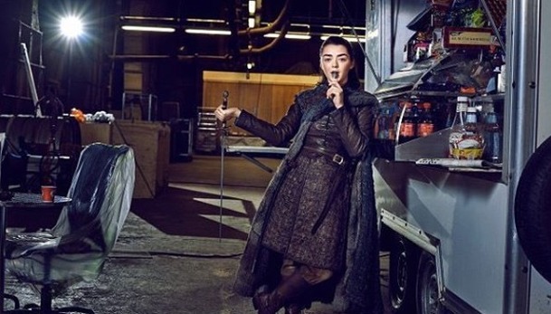 Hra o trůny: Maisie Williams dotočila a možná uveřejnila spoiler | Fandíme serialům