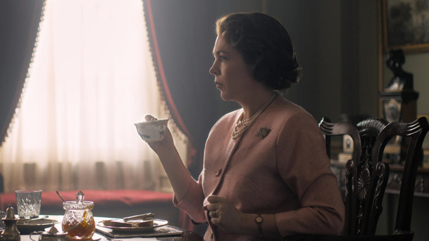 The Crown: První foto prince Philipa v podání Tobiase Menziese | Fandíme serialům