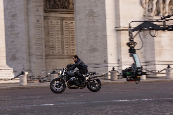 Tom Cruise na rozjeté motorce skočil ze srázu - pusťte si záběry | Fandíme filmu