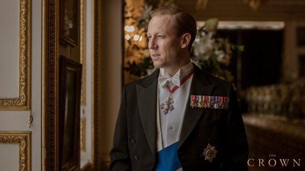 The Crown: První foto prince Philipa v podání Tobiase Menziese | Fandíme serialům