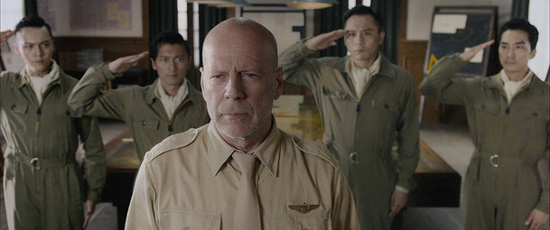 Air Strike: Bruce Willis v čínském válečném velkofilmu | Fandíme filmu