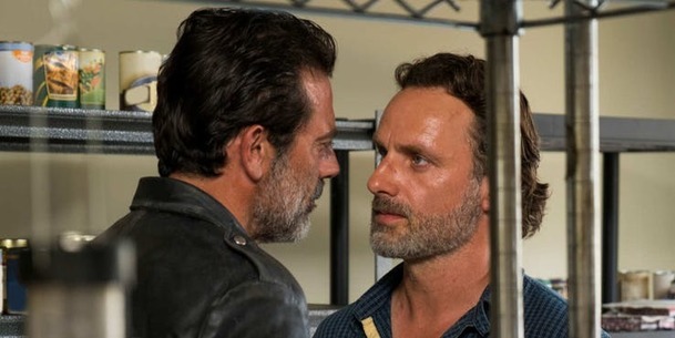 Živí mrtví: Rick a Negan prohloubí svůj vztah | Fandíme serialům