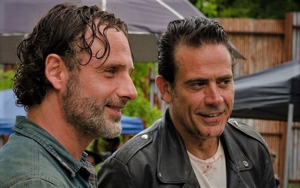 Živí mrtví: Rick a Negan prohloubí svůj vztah | Fandíme serialům