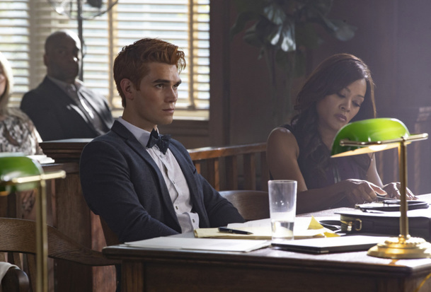 Riverdale: Nové fotky z 3. série ukazují soudní proces | Fandíme serialům