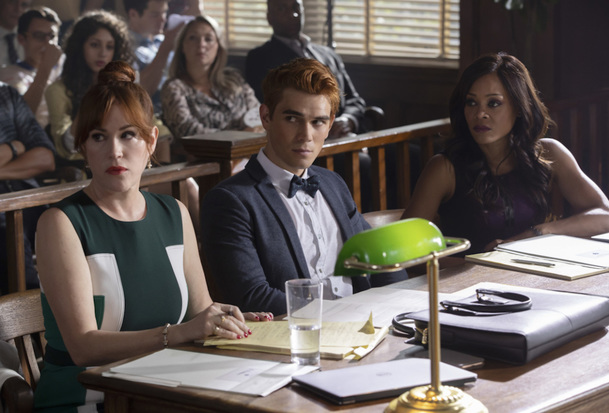 Riverdale: Nové fotky z 3. série ukazují soudní proces | Fandíme serialům