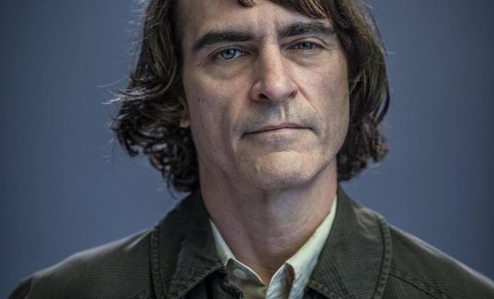 Joker: Joaquin Phoenix v "plné klauní" na nových fotkách | Fandíme filmu