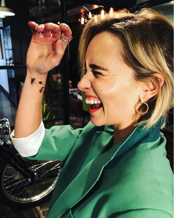 Hra o trůny: Emilia Clarke má nové tetování draků! | Fandíme serialům