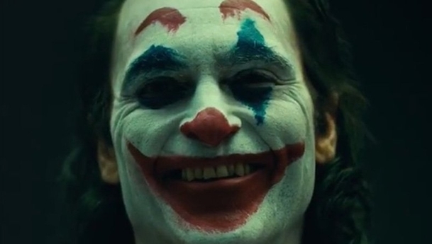 Joker: Joaquin Phoenix v "plné klauní" na nových fotkách | Fandíme filmu