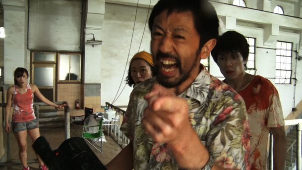 Naneživo: Japonský zombie bizár bez střihu vydělává miliony | Fandíme filmu