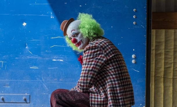 Joker přinese tragický příběh a současný politický komentář | Fandíme filmu