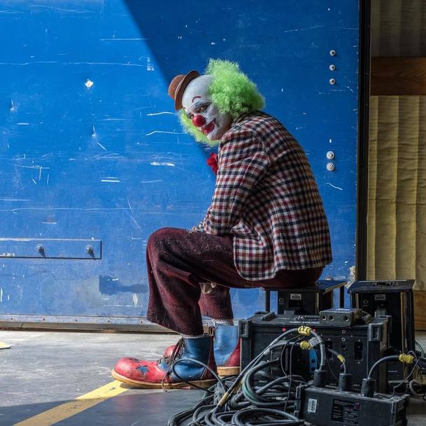 Joker prchá před policií na nových fotkách z natáčení | Fandíme filmu