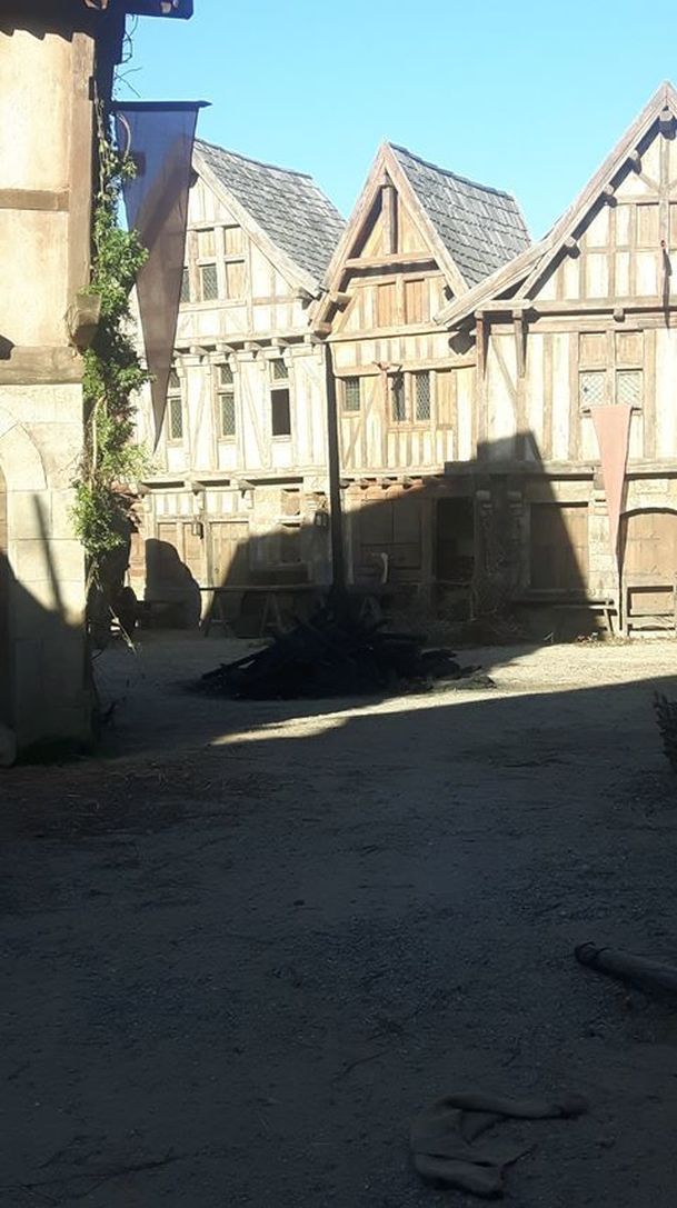 Knightfall: Exkluzivní snímky z natáčení na Barrandově | Fandíme serialům