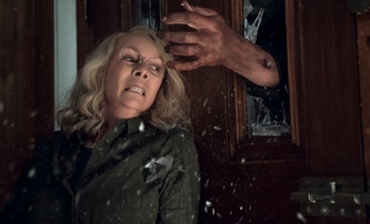 Halloween: Michael a Laurie "cukrují" v prvním klipu z filmu | Fandíme filmu