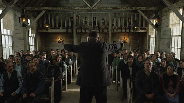 Apostle: Nová upoutávka znepokojivě leze pod kůži | Fandíme filmu