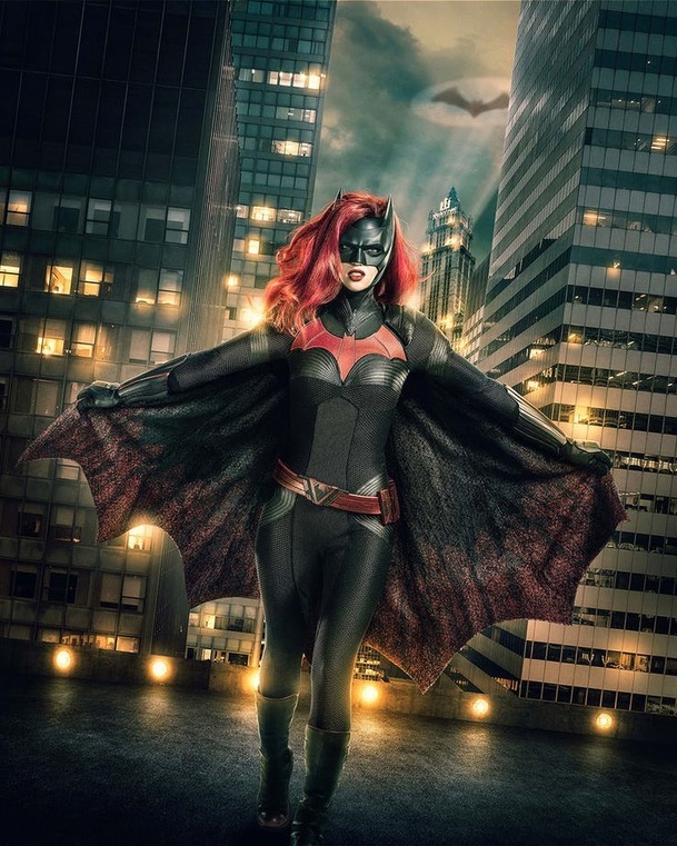Batwoman: Hrdinka na nové fotce z natáčení a jak to bude s Batmanem | Fandíme serialům
