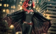 Batwoman dostane celou sérii. Představila první teaser | Fandíme filmu