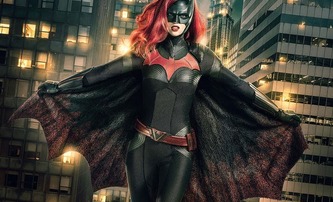 Batwoman: Nový křečovitý teaser dělá z hrdinky lidumila, co pečuje o bezdomovce | Fandíme filmu