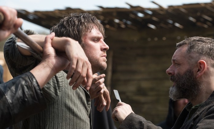 Apostle: Nová upoutávka znepokojivě leze pod kůži | Fandíme filmu