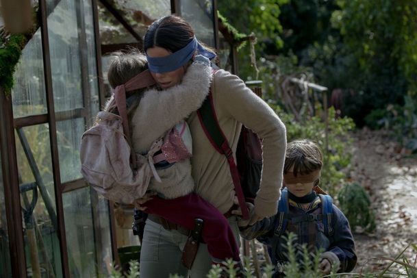 Bird Box: Sandra Bullock v mrazivém traileru | Fandíme filmu