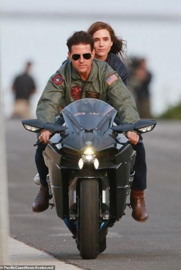 Top Gun: Maverick - Cruise a Connelly na fotkách z natáčení | Fandíme filmu