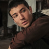 Internet rozbouřilo video, v němž herec Ezra Miller zdánlivě škrtí fanynku | Fandíme filmu