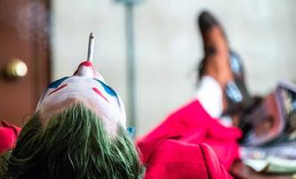 Joker prchá před policií na nových fotkách z natáčení | Fandíme filmu