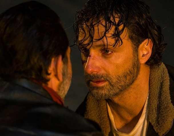 Živí mrtví: Andrew Lincoln promluvil o brutalitě a osudu Glenna | Fandíme serialům