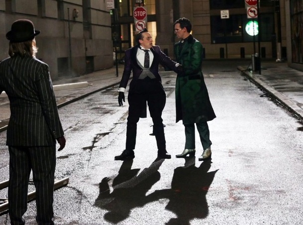 Gotham: Nový vzhled Tučňáka a Hádankáře | Fandíme serialům