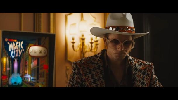 Rocketman: Extravagancí lemovaná cesta Eltona Johna k výšinám | Fandíme filmu